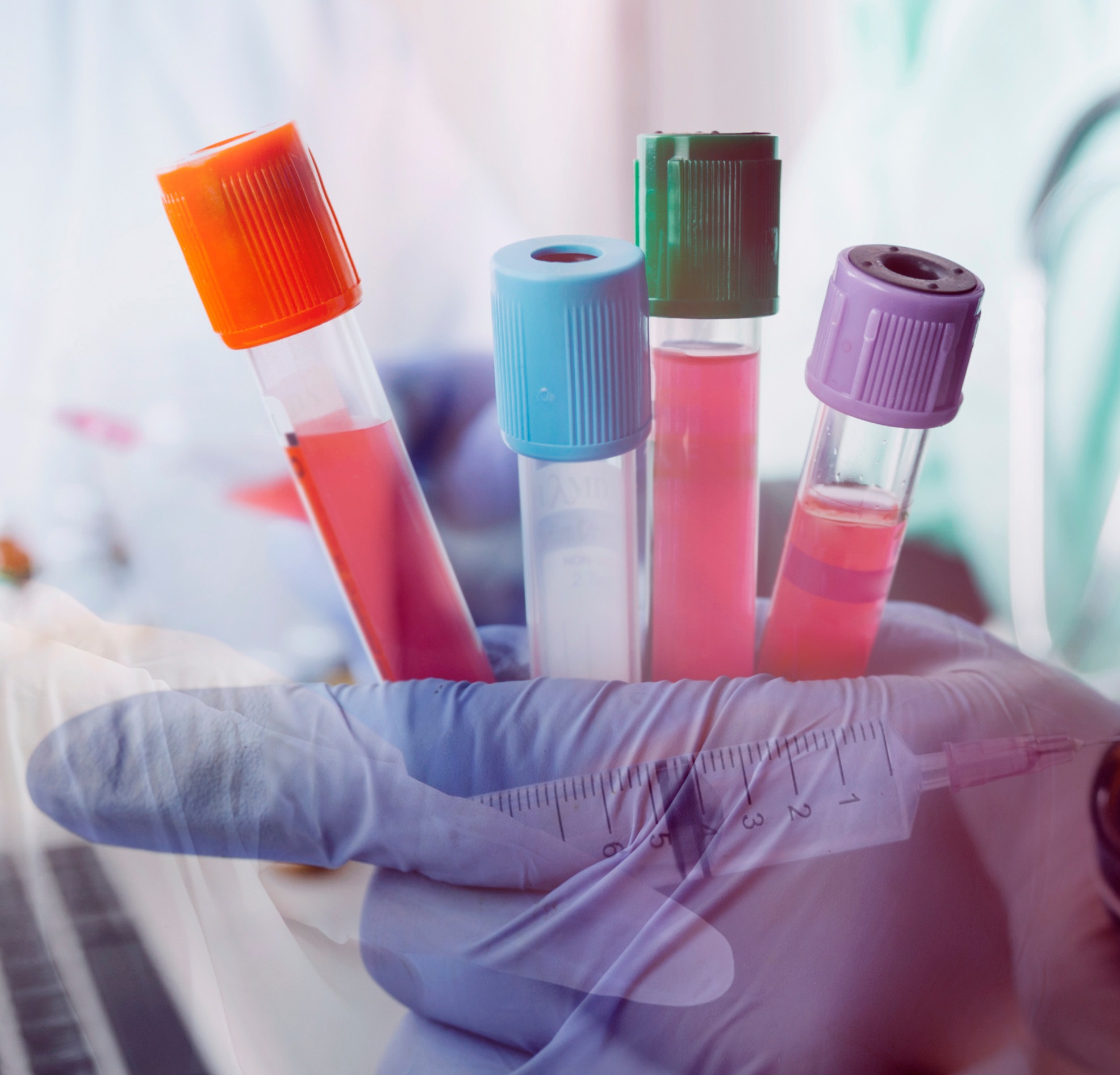 Laboratoriotutkijalla on koeputkia kädessä
